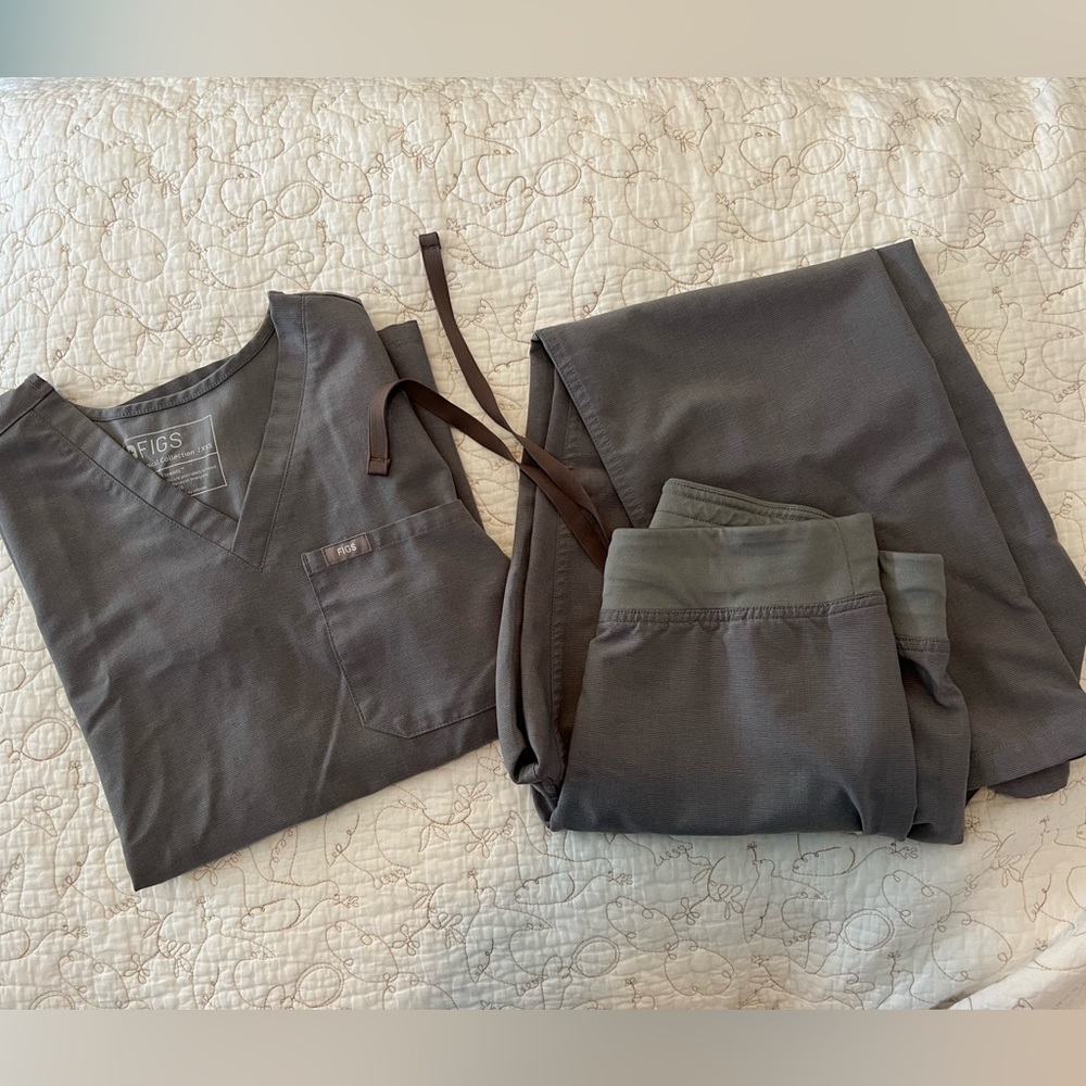 Figs set Space Grey XXS Catarina top and XSP.  EUC favorite ever